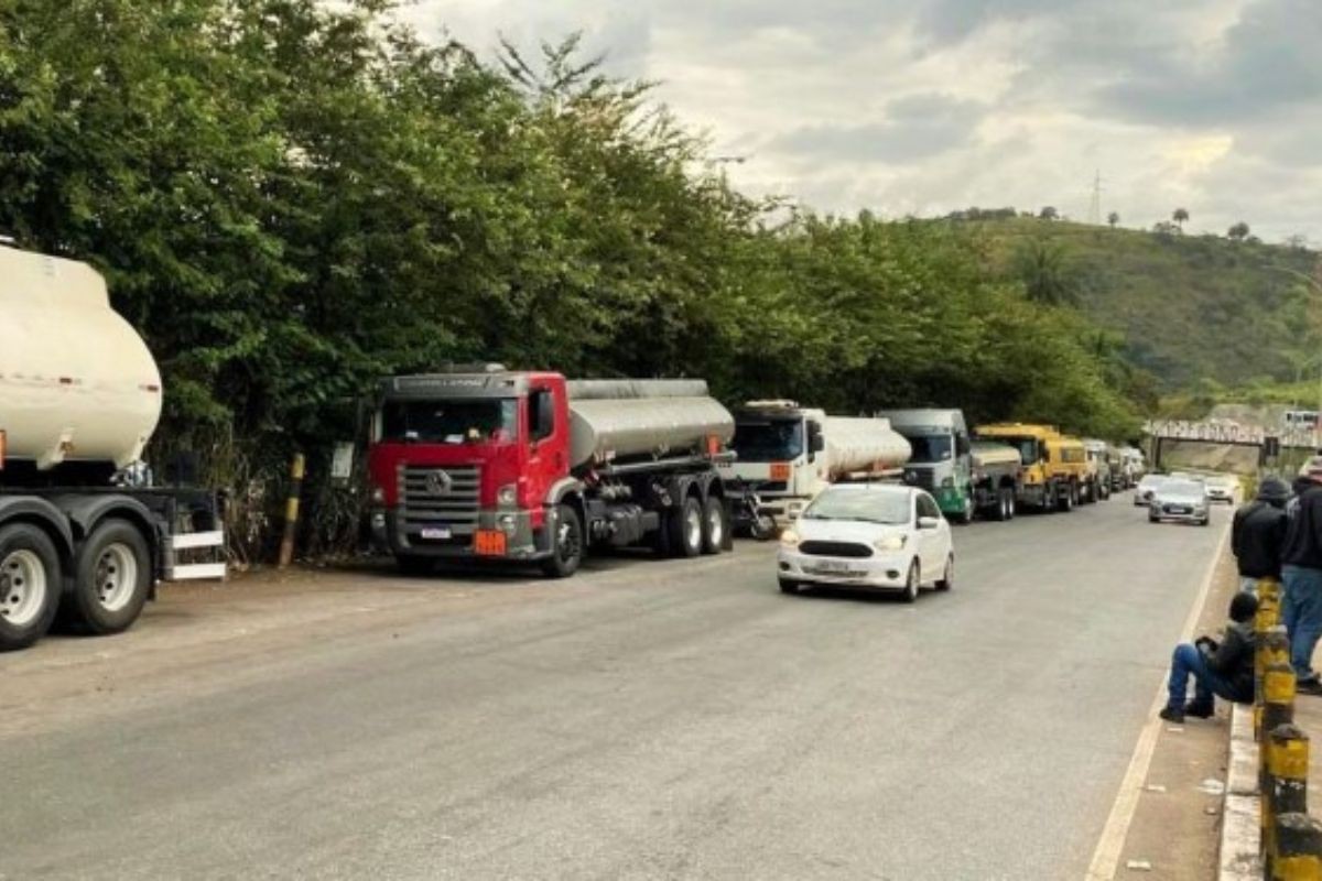 Mobilização de caminhoneiros na base da Vibra Energia, em Betim