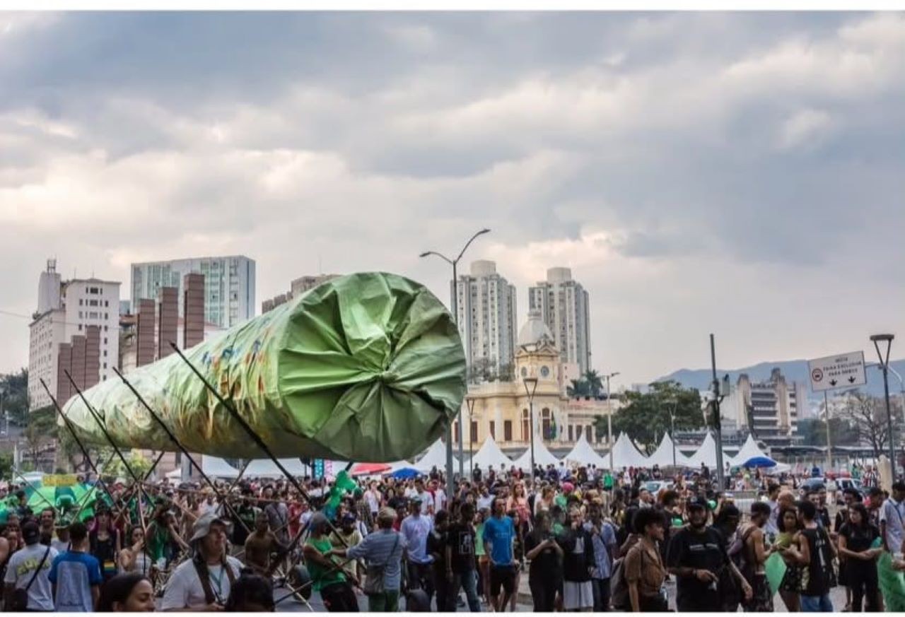 O "baseado", marca registrada do movimento, é queimado ao fim do ato