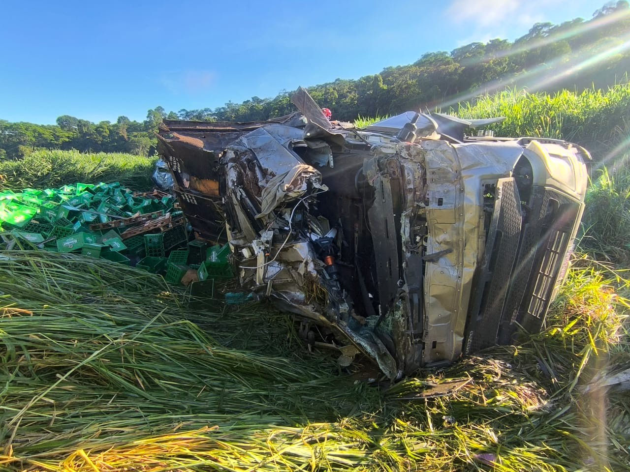  Na ocorrência desta quinta-feira, o motorista do caminhão ficou preso às ferragens, mas foi socorrido com vida.