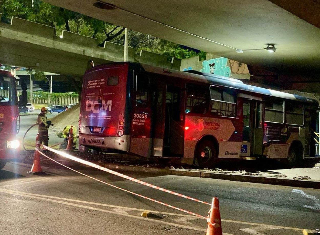 Passageiros ficaram feridos após ônibus bater em pilar no viaduto da Lagoinha, em BH