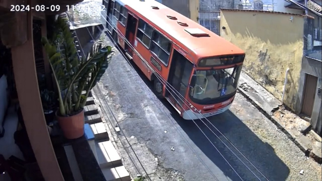 Veículo desceu rua muito íngreme e acabou ficando preso