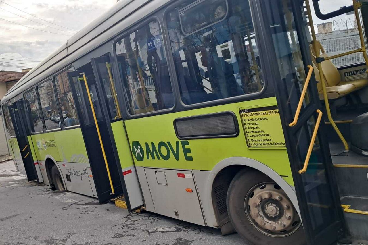 Segundo moradores, buraco surgiu no fim de semana