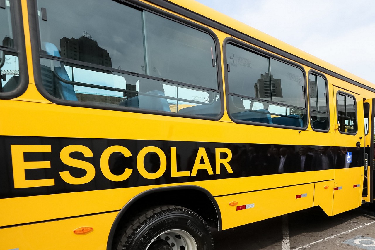 Imagem ilustrativa mostra um ônibus escolar