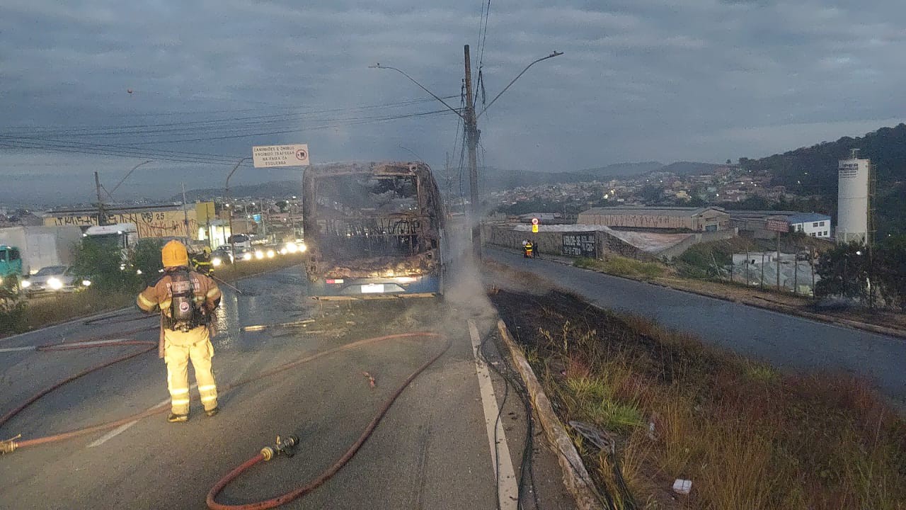 Ônibus pega fogo e interdita Via Expressa na Grande BH nesta terça-feira. 