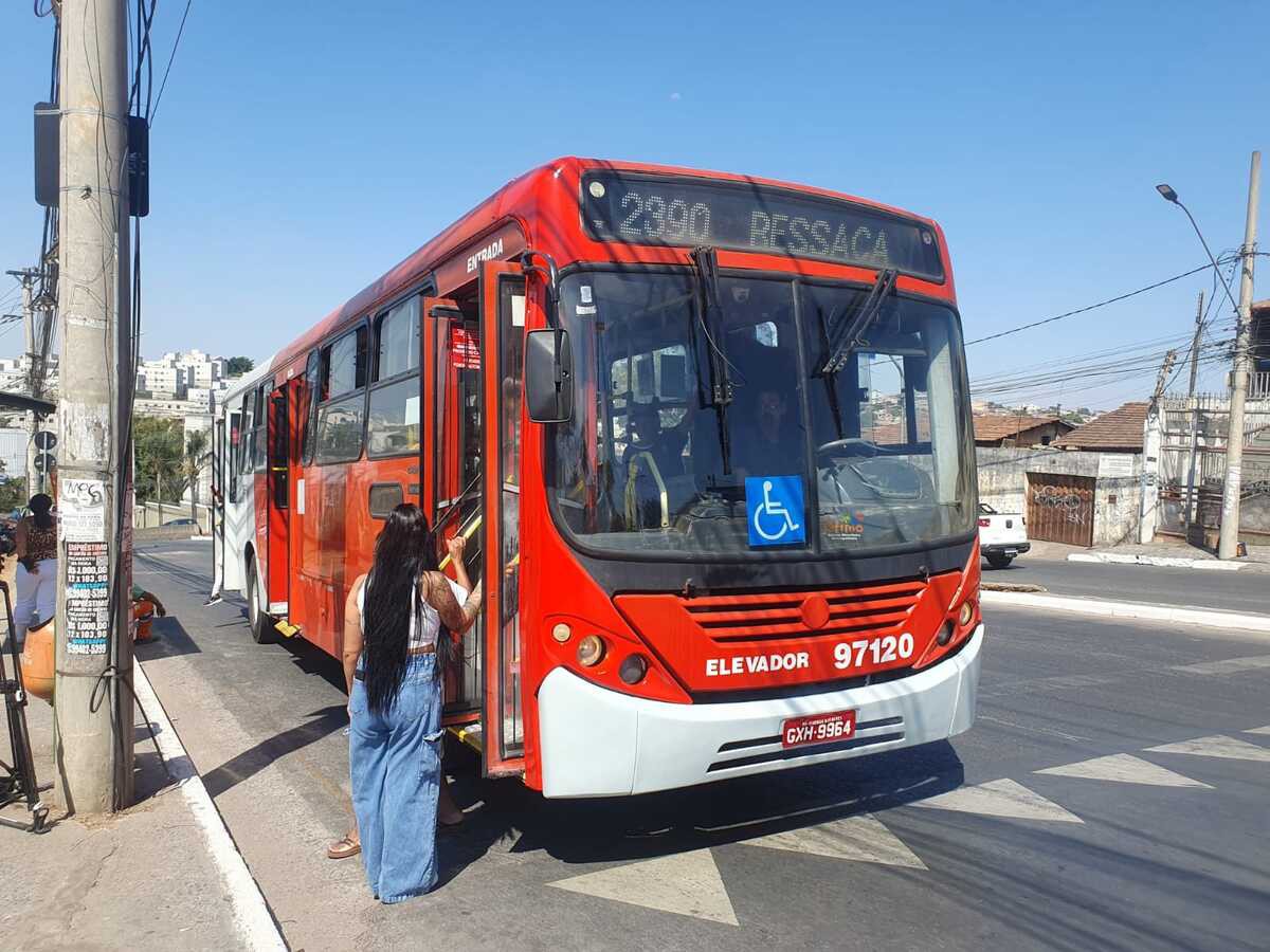 Ônibus da linha 2390 no bairro Cabral, em Contagem