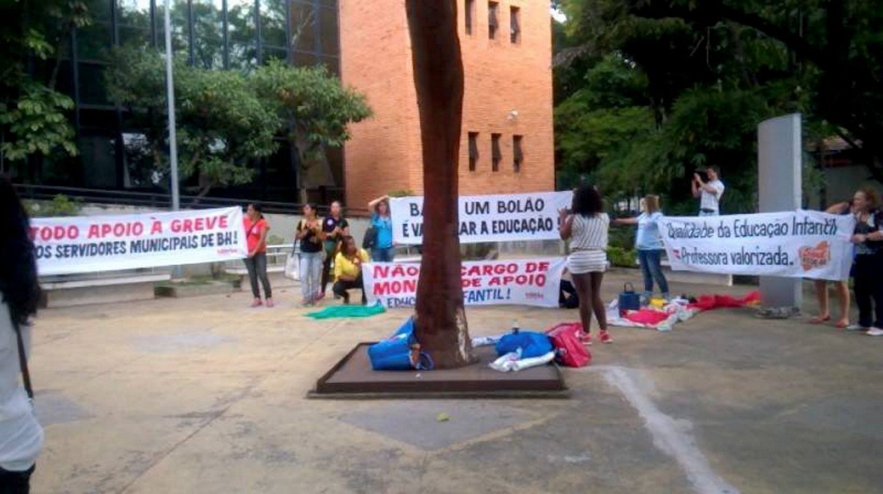 Piquenique da Educação Infantil na porta da Câmara Municipal de BH
