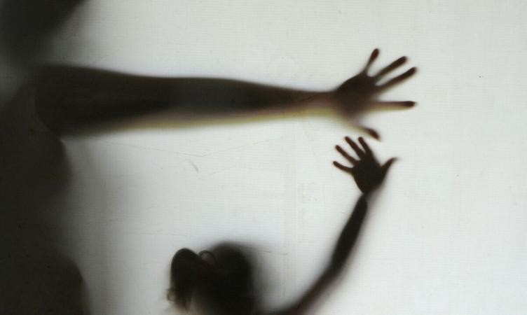 A menina foi abusada dos 8 aos 14 anos; a própria vítima pediu ajuda de um familiar e denunciou um agressor