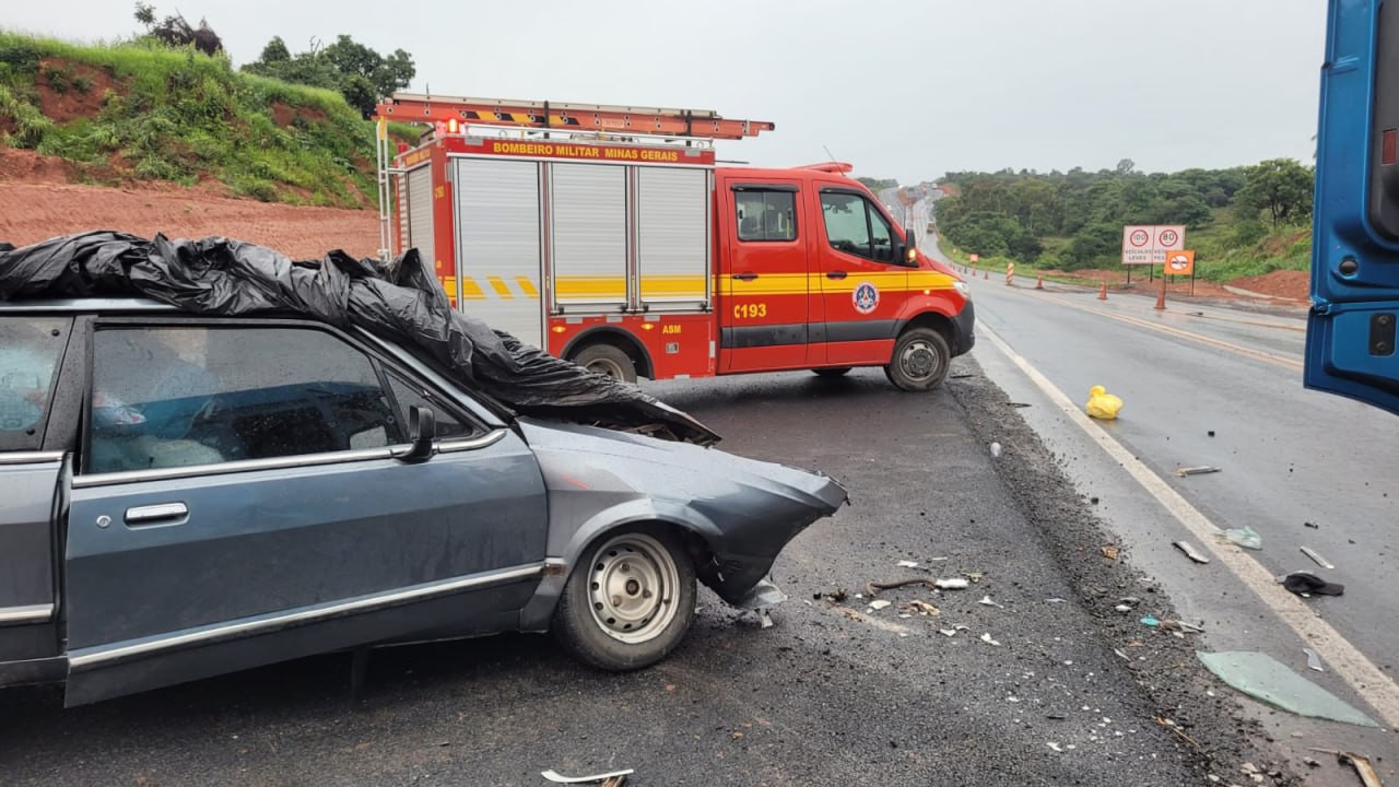 O carro bateu de frente com a carreta em Montes Claros