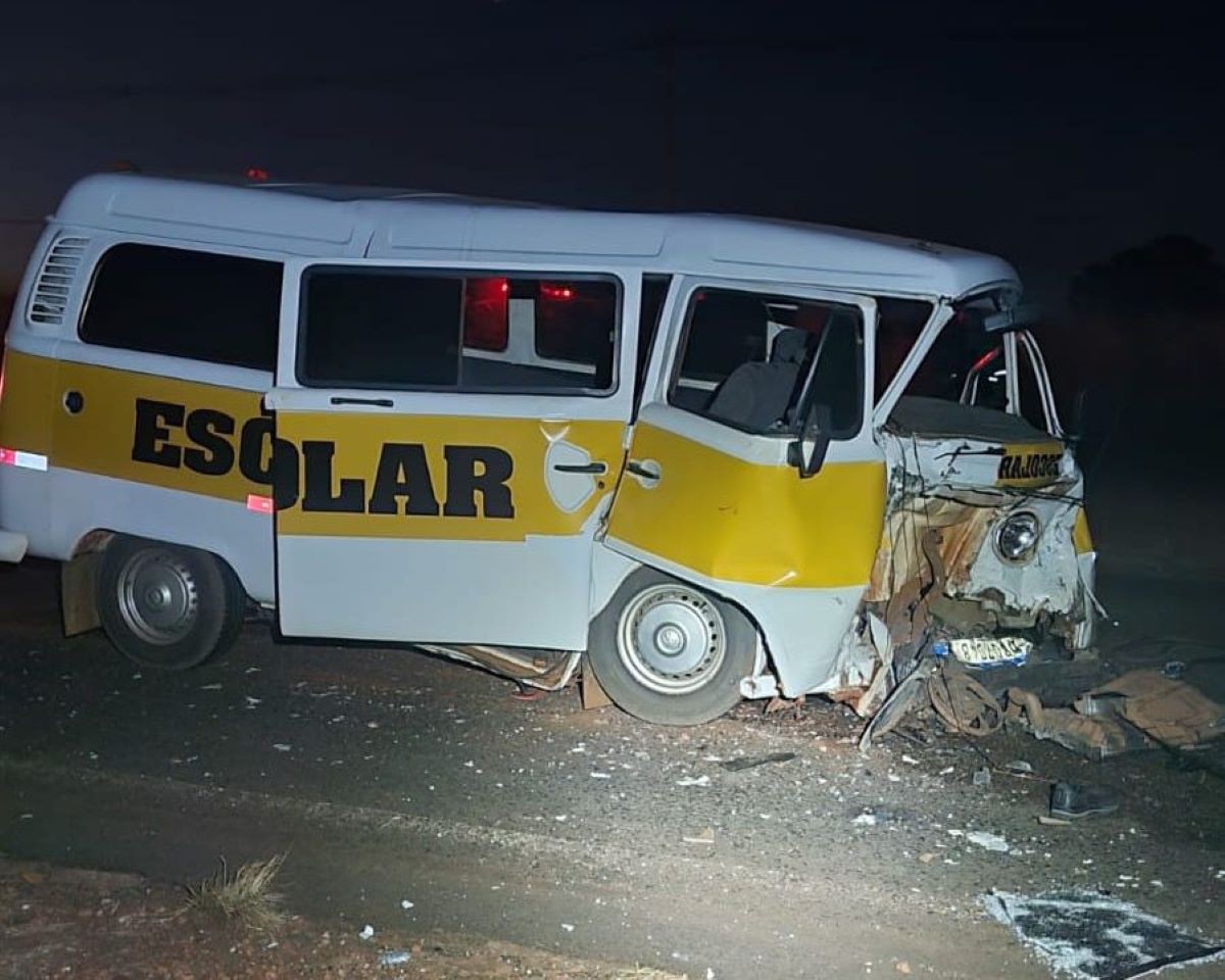 Dez pessoas estavam dentro da kombi escolar, entre elas duas crianças  