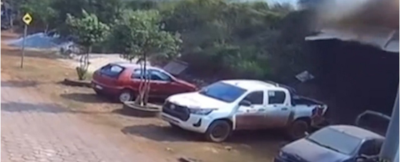 Imagens mostram o momento em que o motorista perde o controle do veículo.