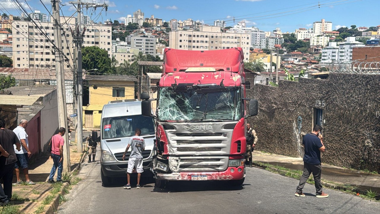 Acidente aconteceu na rua Francisca Cândida