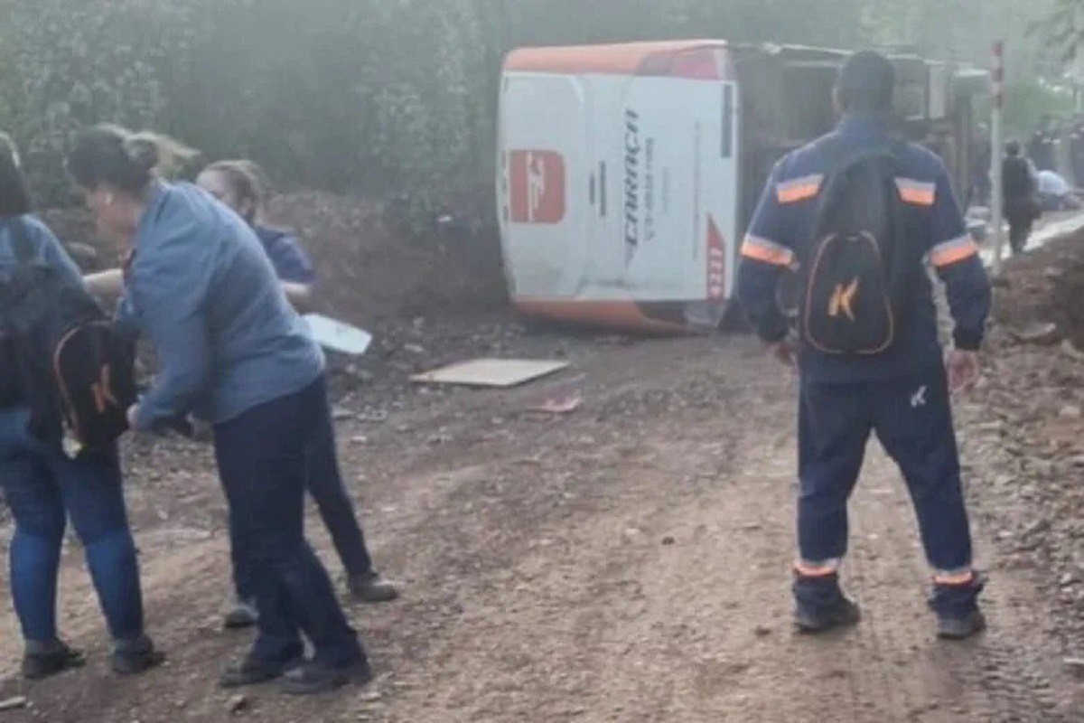 Veículo tombou após bater no barranco