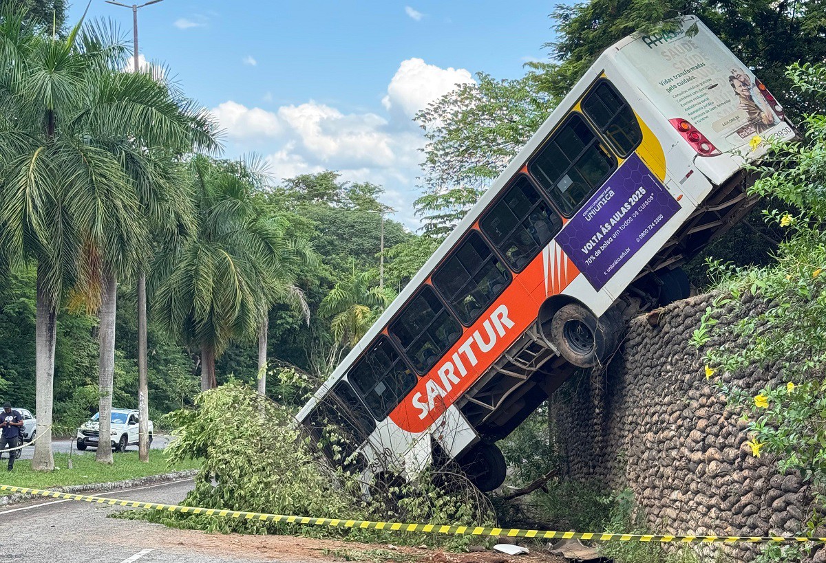 Veículo acabou ficando pendurado após o acidente