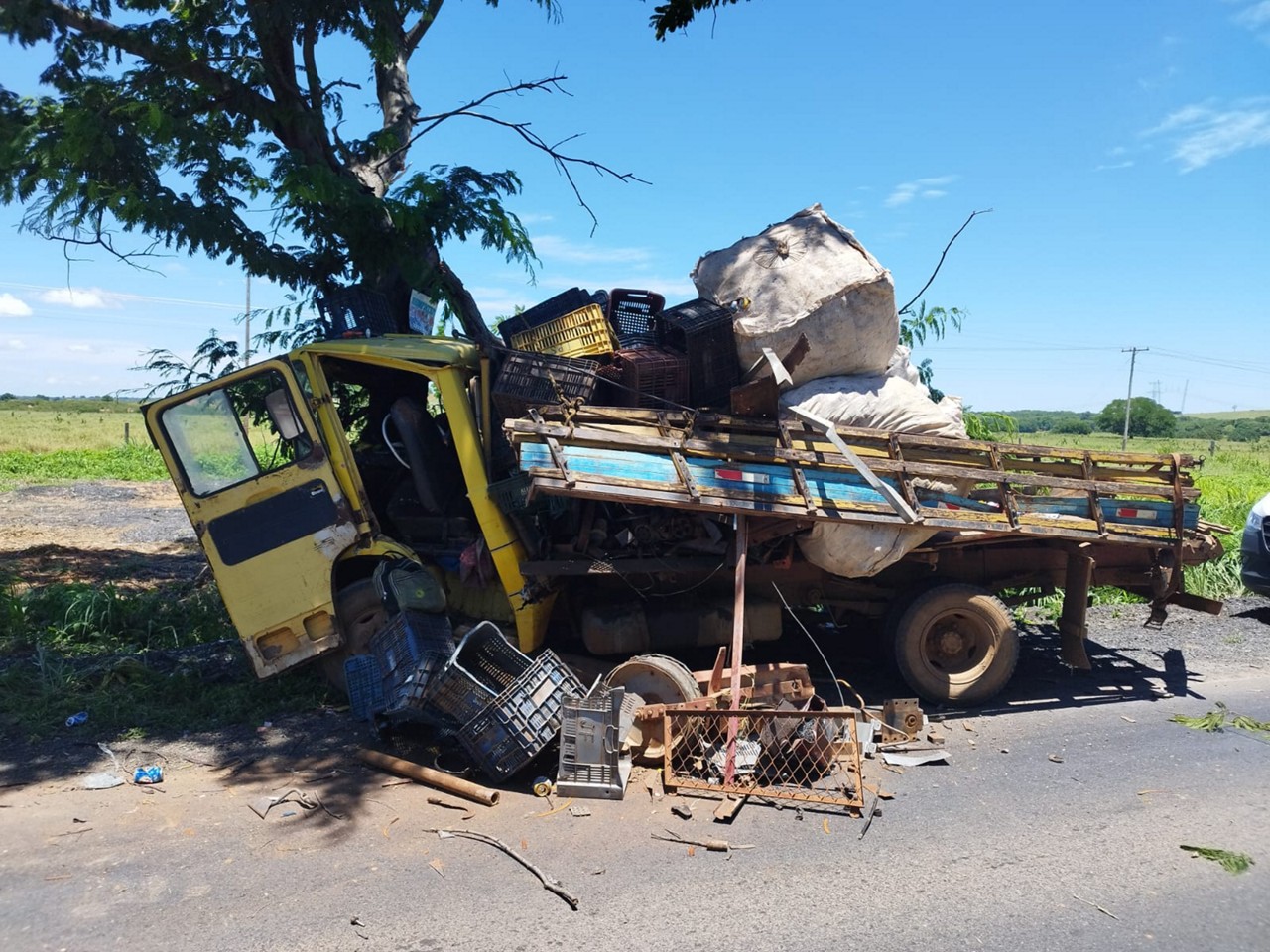 Caminhão ficou completamente destruído com o impacto
