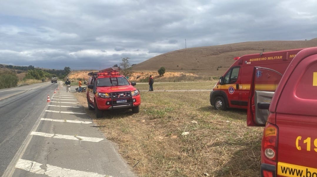 A motocicleta, que estava ocupada por duas pessoas, colidiu com a traseira de um guincho