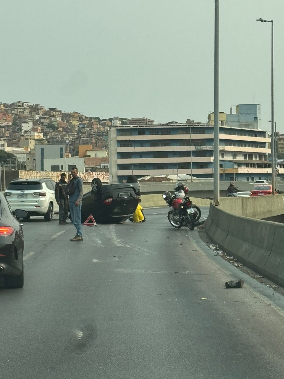  Os agentes da BHTrans sinalizam, neste momento, o local