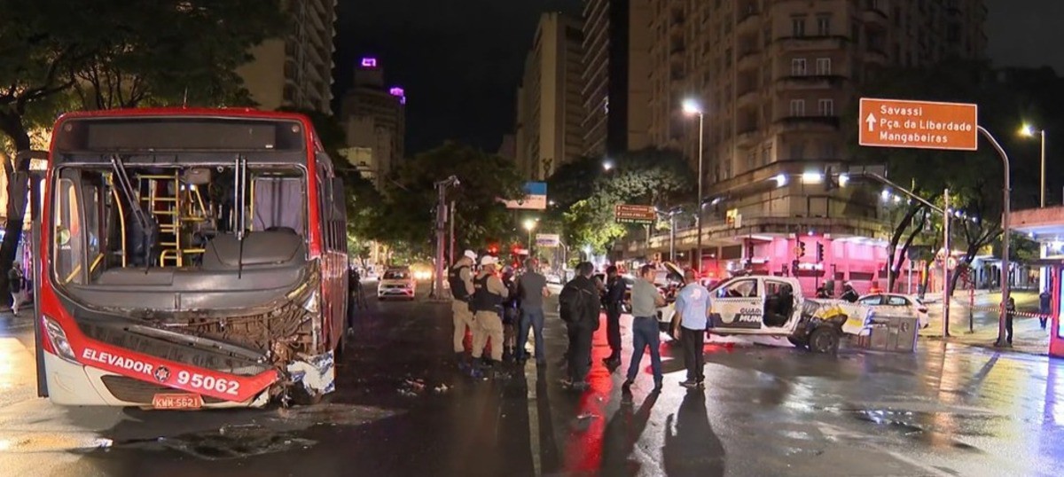 No ônibus estavam três passageiros e um motorista, que não sofreram ferimentos