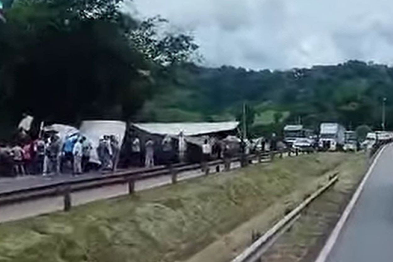 Carreta tombou na pista em acidente na BR-381, na altura de Itaguara 