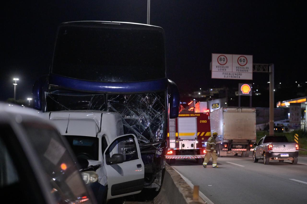 Ônibus de turismo transportava estudantes em excursão