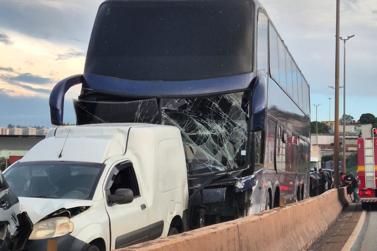Acidente com ônibus de viagem no Anel Rodoviário deixou ao menos 20 feridos, nesta sexta-feira (29/11)