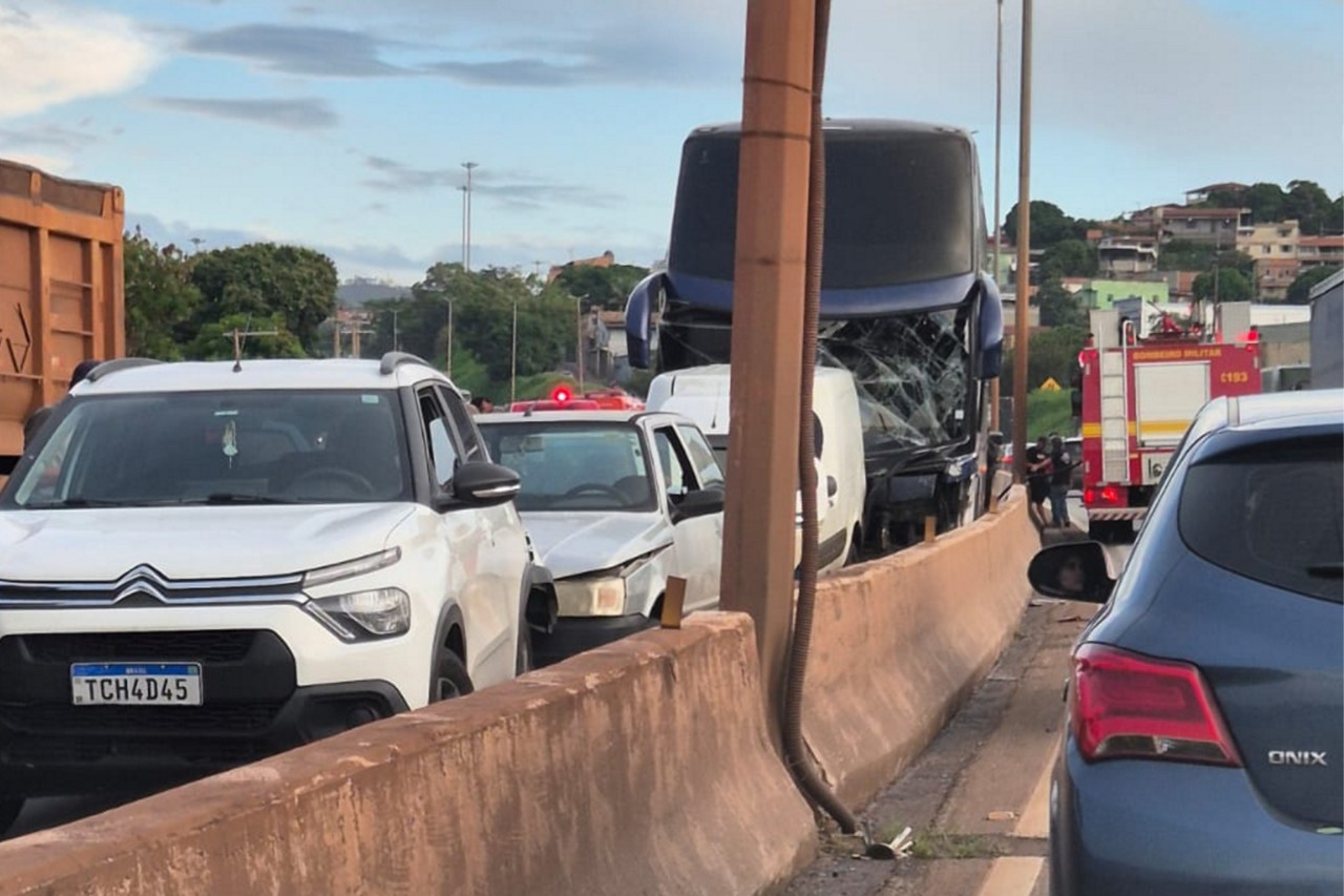 Acidente com ônibus de viagem no Anel Rodoviário deixou ao menos 20 feridos, nesta sexta-feira (29/11)