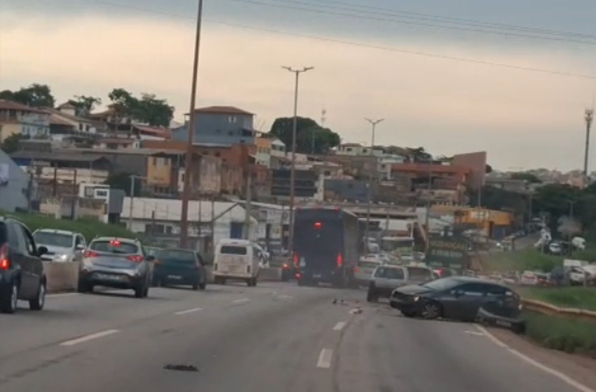 Vídeo mostra ônibus de viagem envolvido na batida descendo a via descontrolado