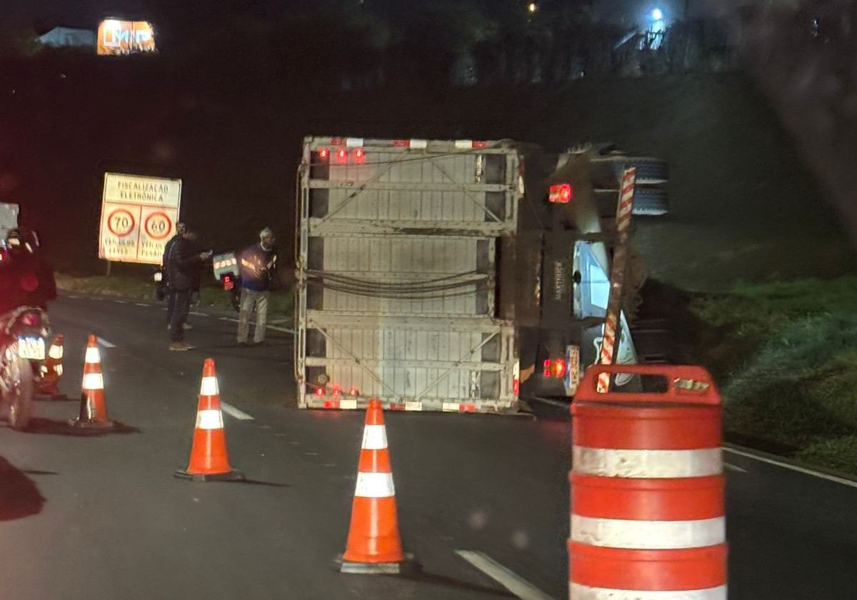 Tombamento de caminhão impacta no trânsito na faixa da direita do Anel Rodoviário  