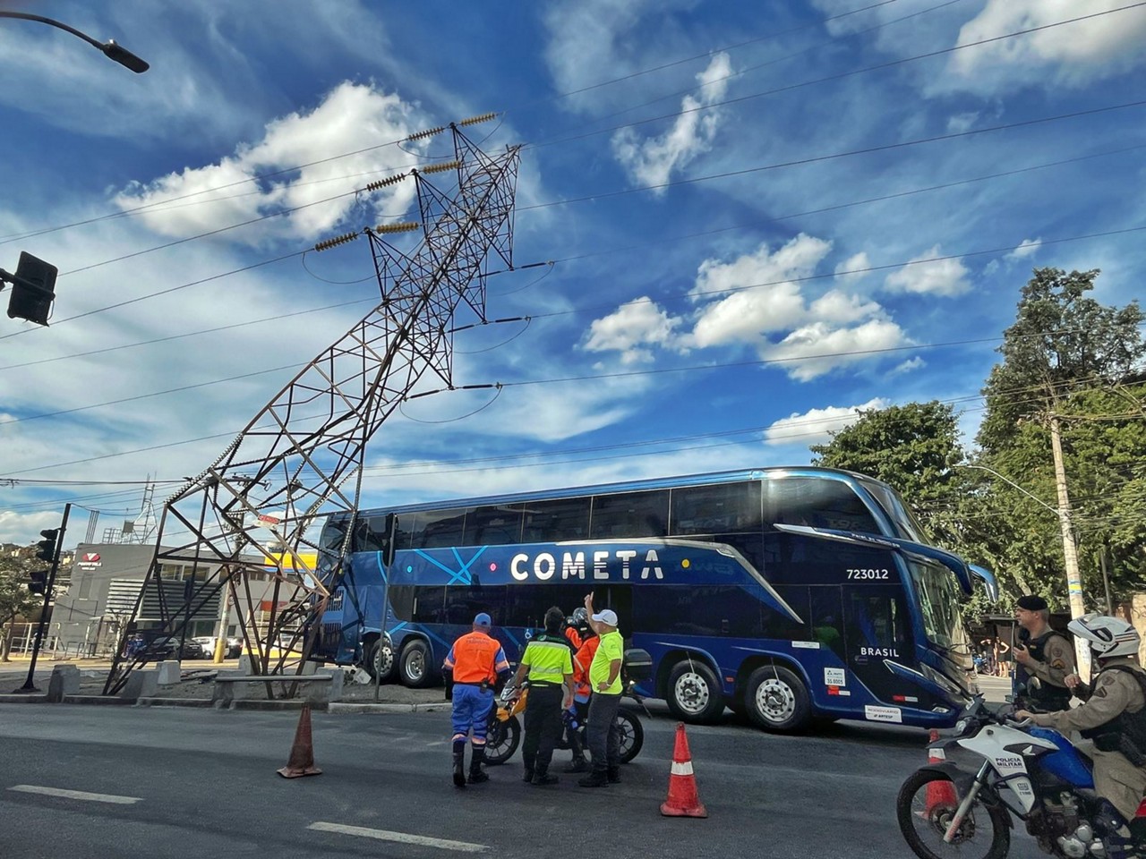 Ônibus deixou a torre parcialmente tombada