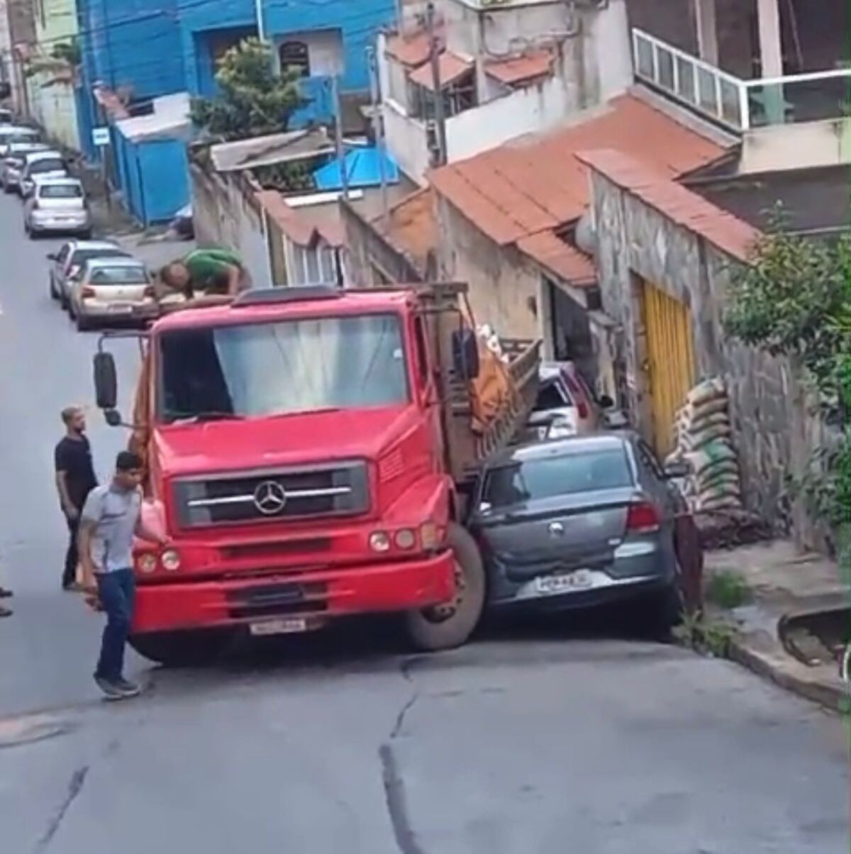 Caminhão atingiu carros e casas no bairro Aparecida Sétima Seção