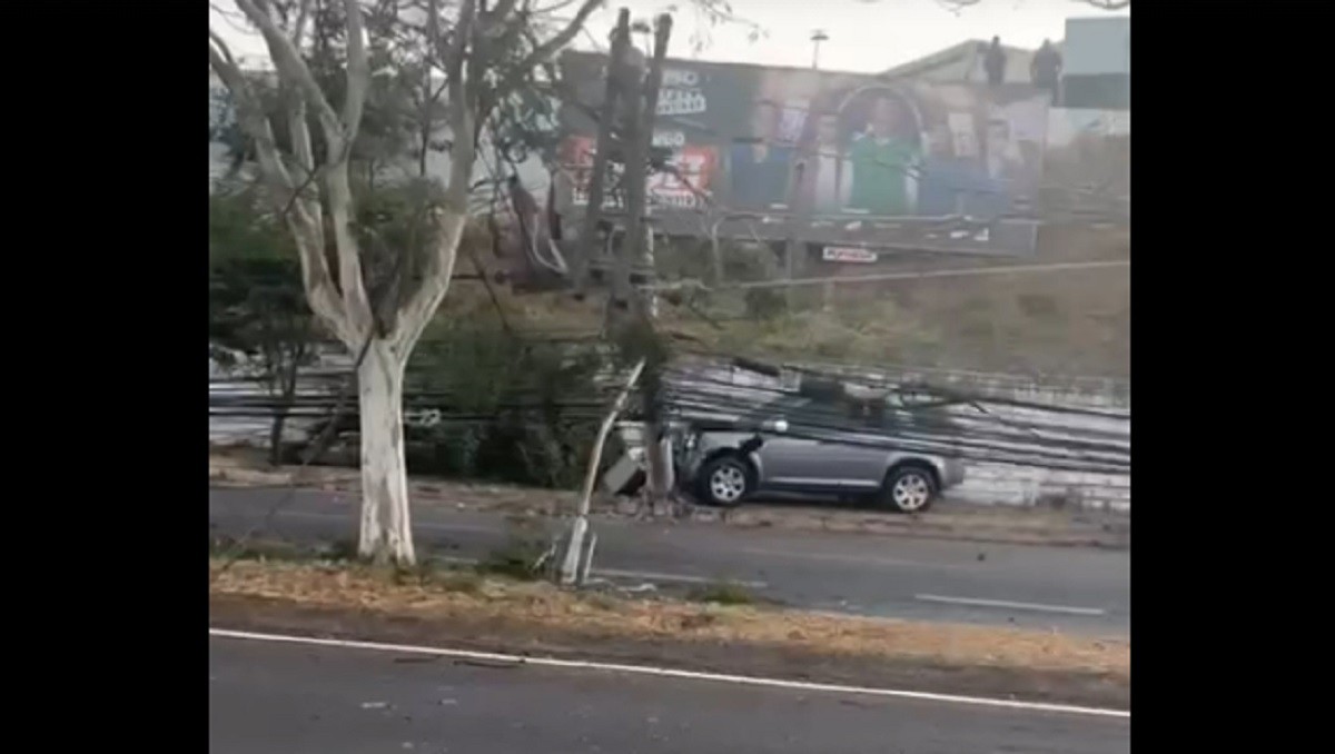 Carro derrubou três postes sobre a via