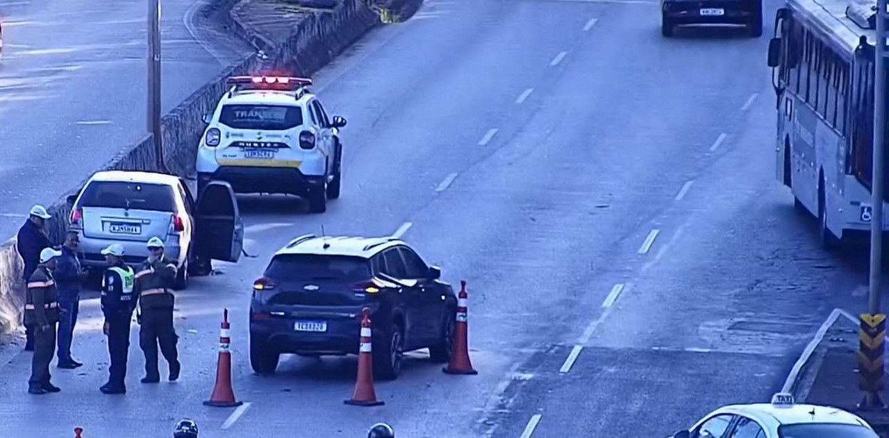 Acidente deixou duas pistas da avenida interditada na manhã desta sexta-feira (5/9)