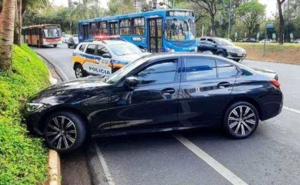 Adolescente perdeu o controle do veículo na praça Marcelo Góes Menutti