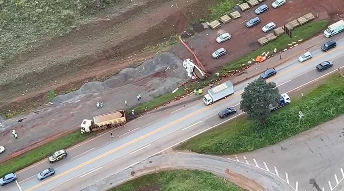 Imagem mostra os veículos tombados na rodovia