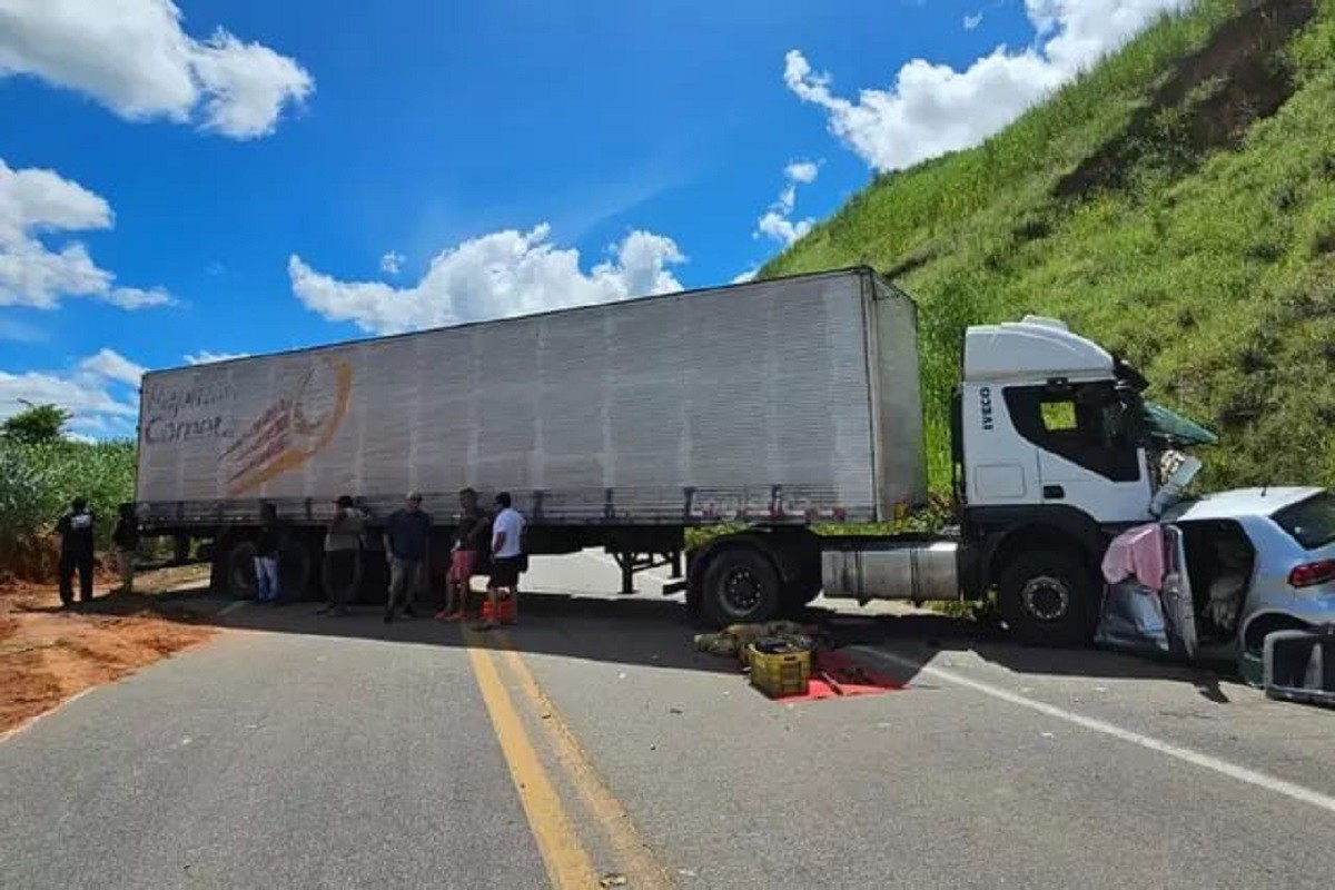 Carro da família, de Guanhães, não conseguiu desviar e atingiu o caminhão em cheio