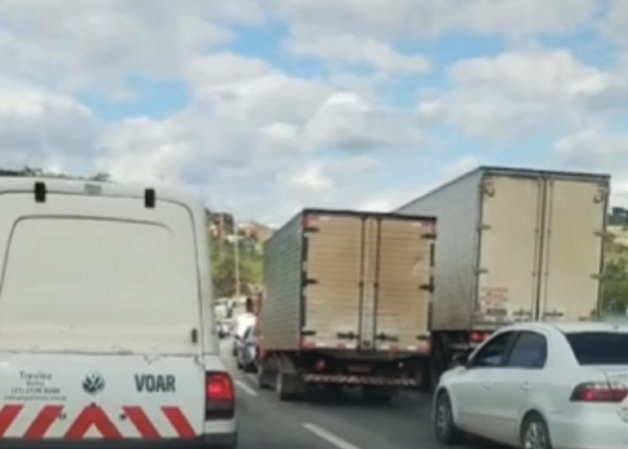 Motoristas enfrentam lentidão na rodovia 