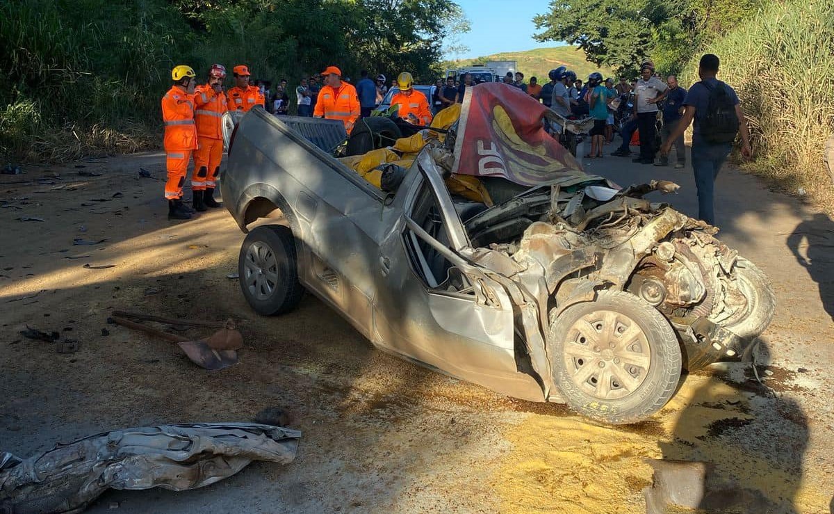 Caminhonete ficou destruída após acidente com moto e caminhão na BR-458 