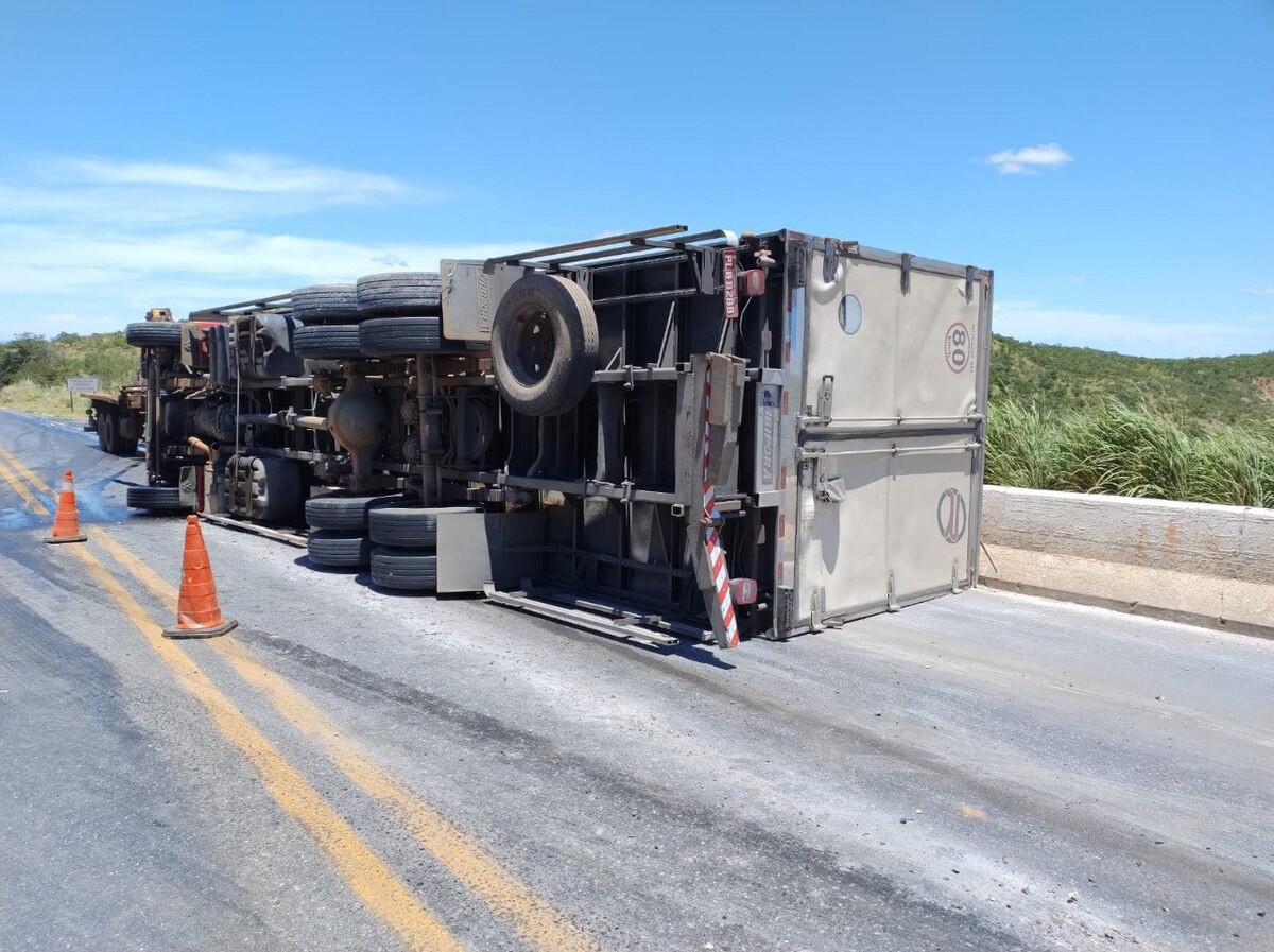 Carreta ficou tombada após acidente com moto que deixou dois mortos em Francisco Sá