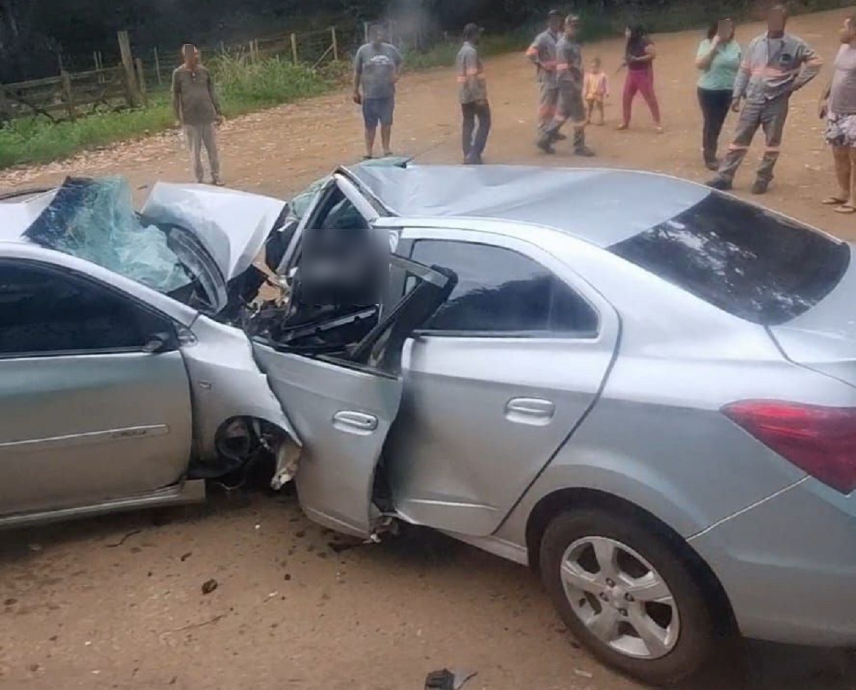 Veículos bateram de frente no trecho da MG-436