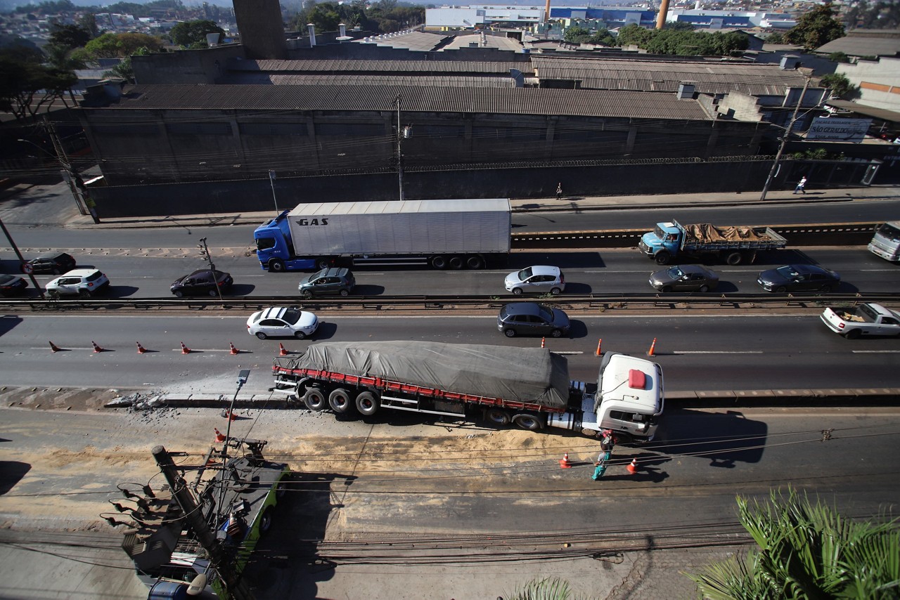 Carreta ficou presa na mureta e prejudicou o trânsito na avenida Cardeal Eugênio Pacelli, em Contagem