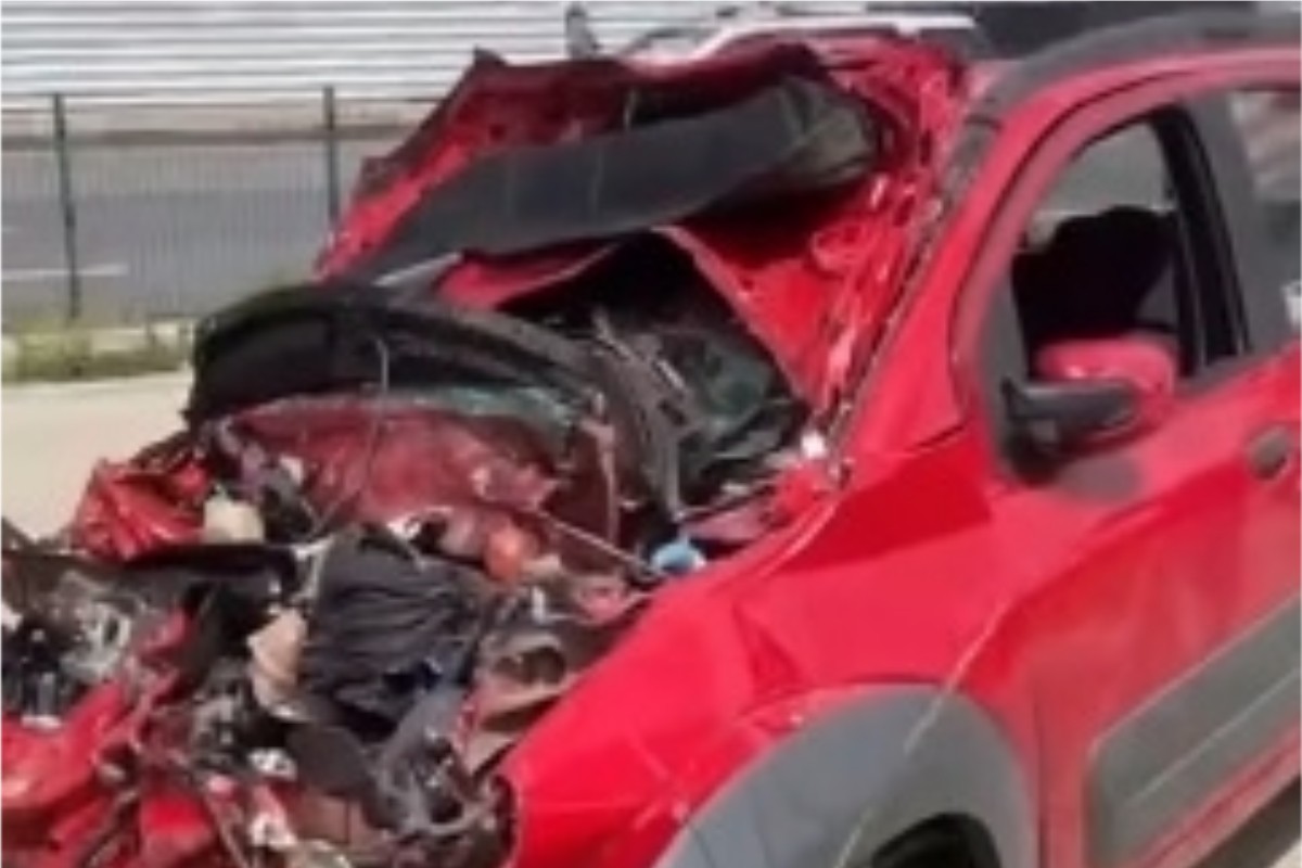 Fiat Uno ficou completamente destruído 