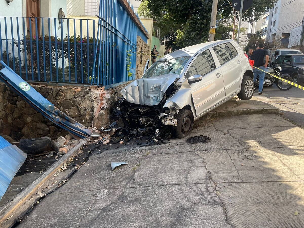 Idosa teria perdido o controle e batido carro em portão de casa no bairro Gutierrez, em BH