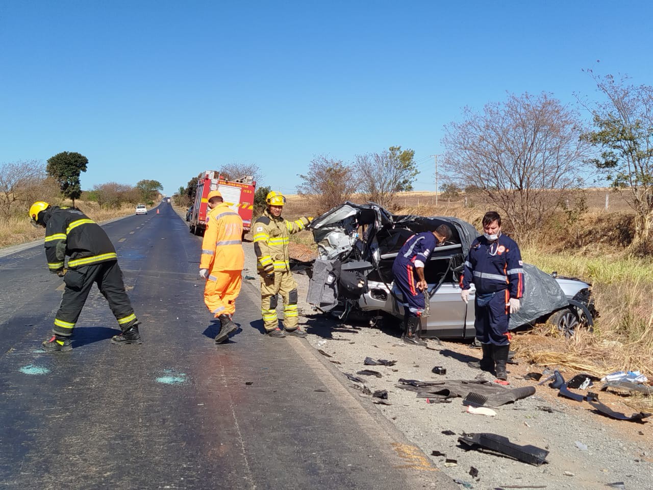 Carro ficou destruído após colidir com caminhão em Janaúba