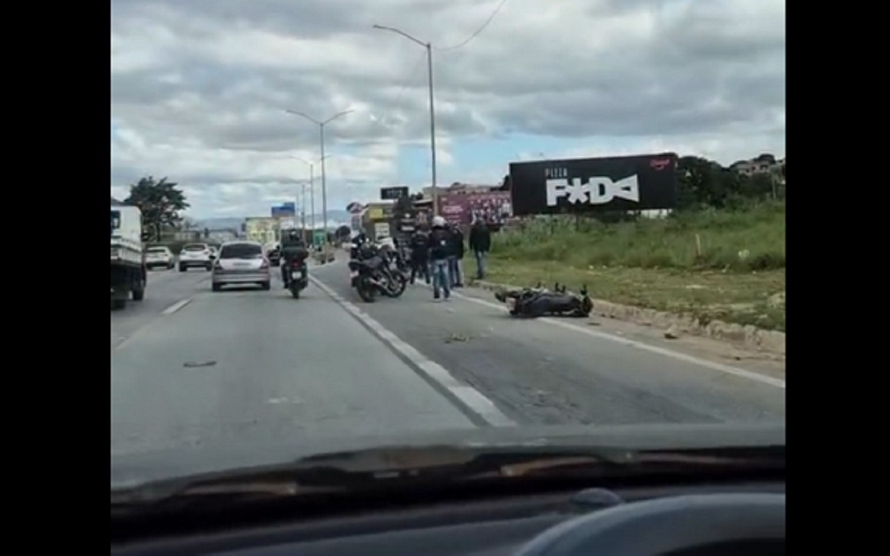 Após perder o controle, jovem bateu em poste às margens da rodovia