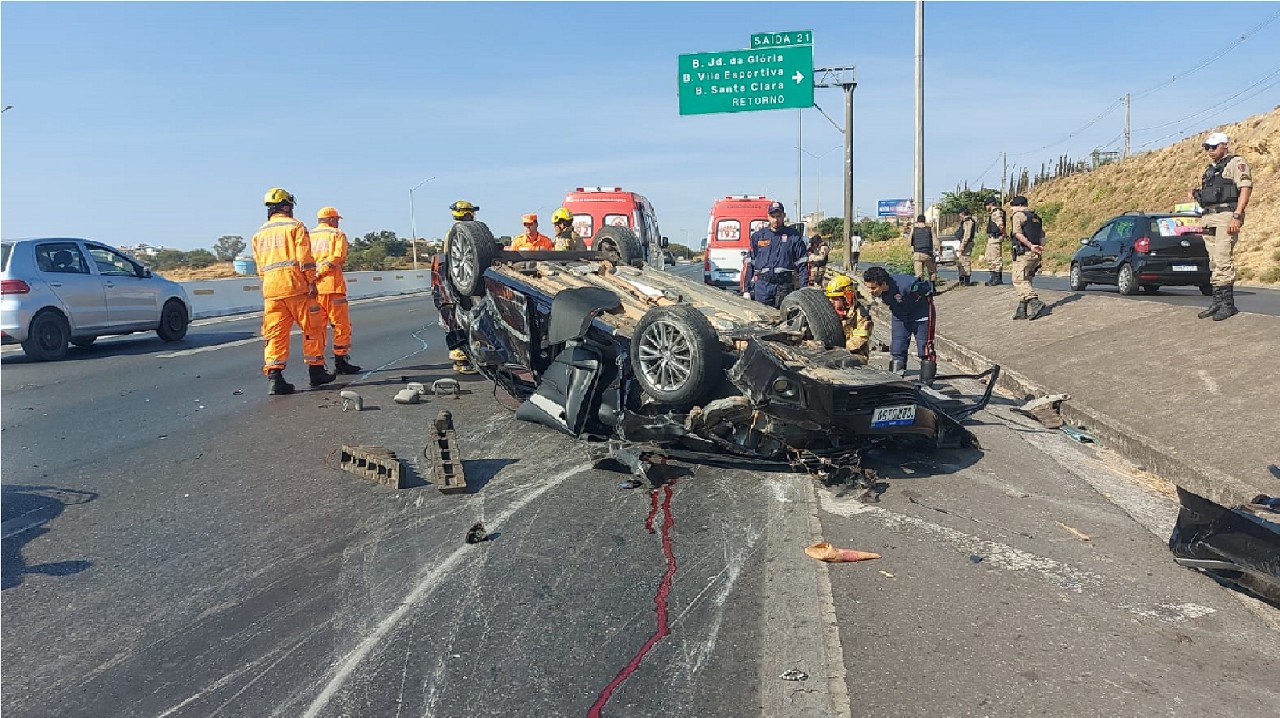 Acidente na MG-010 deixou o motorista morto e passageira presa às ferragens 