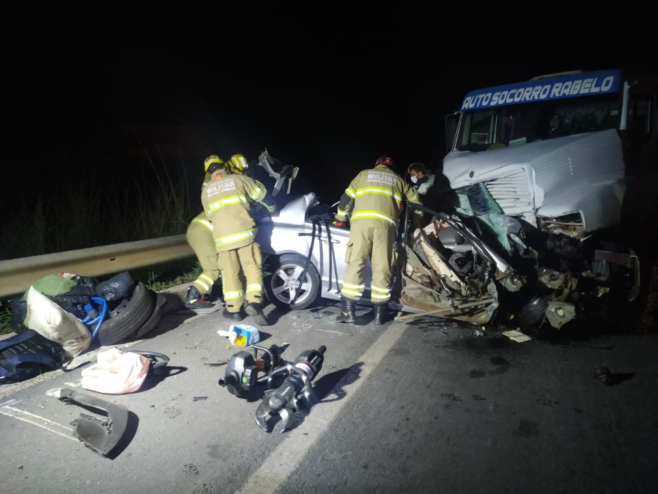 Carro ficou completamente destruído após o impacto