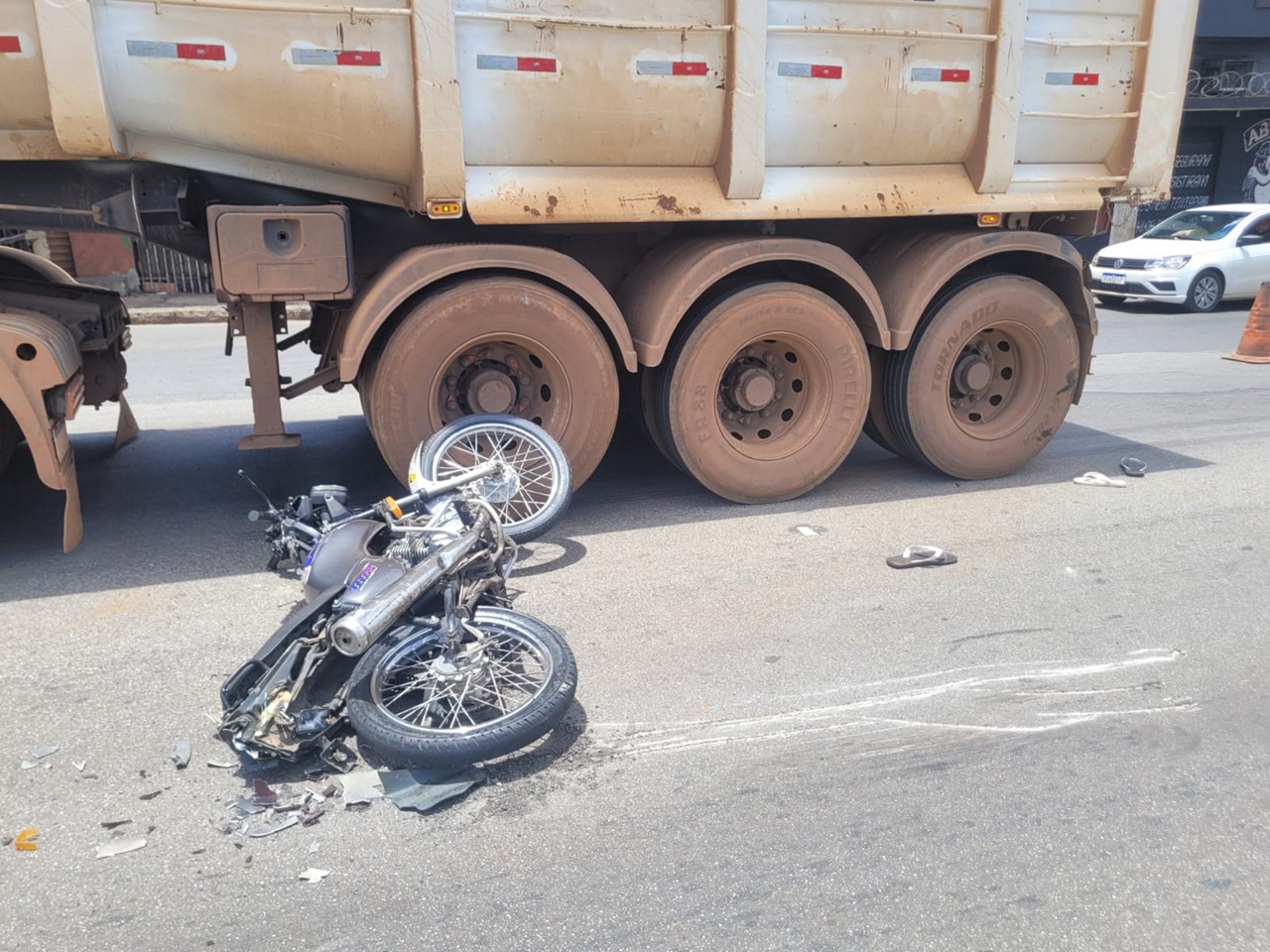 Mulher morre e homem fica ferido em acidente envolvendo moto e caminhão