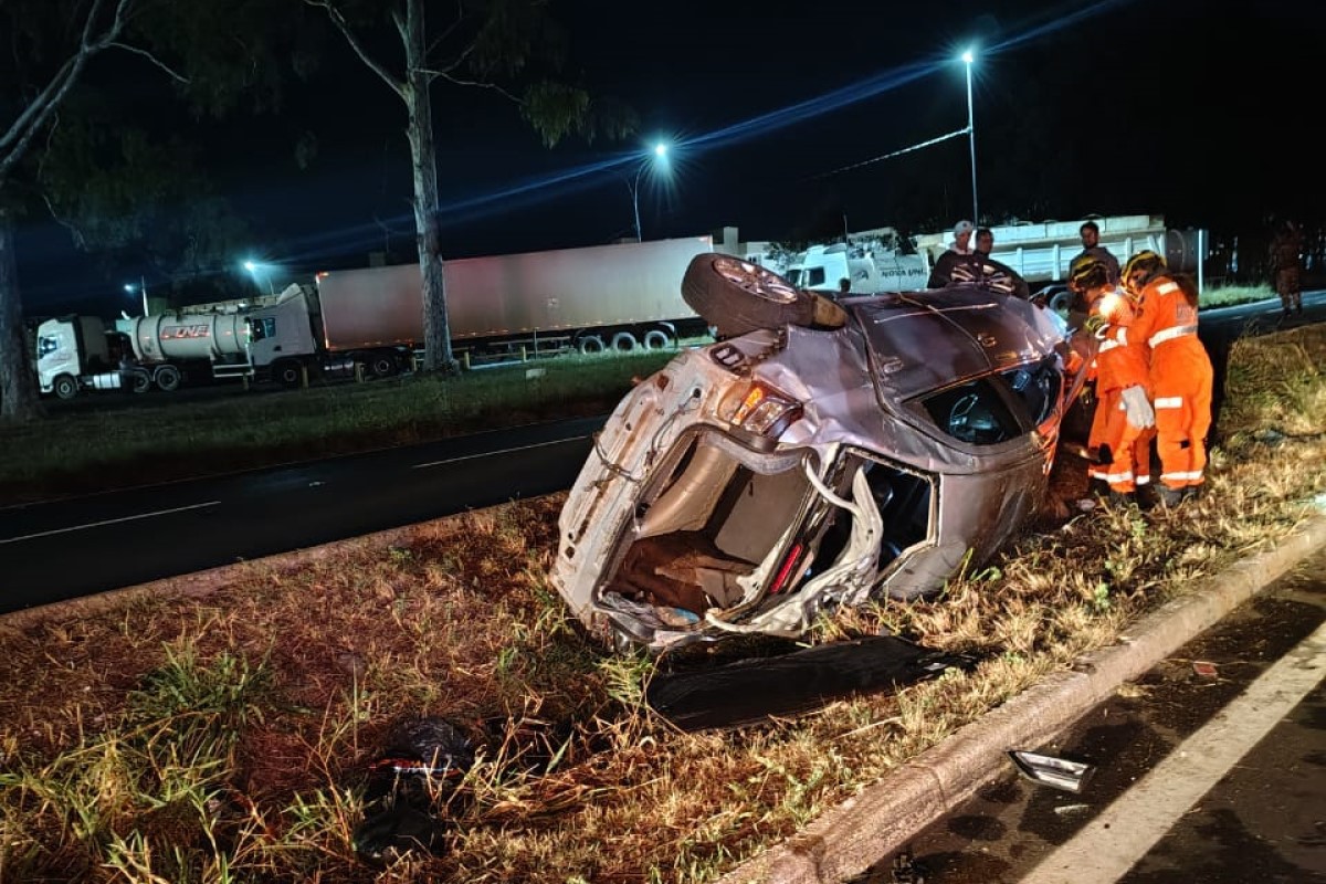 Acidente na BR-497 deixa três vítimas em Uberlândia