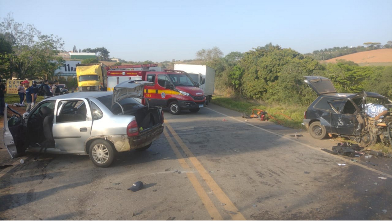Colisão entre dois carros deixou sete pessoas feridas, em Pouso Alegre no Sul de Minas