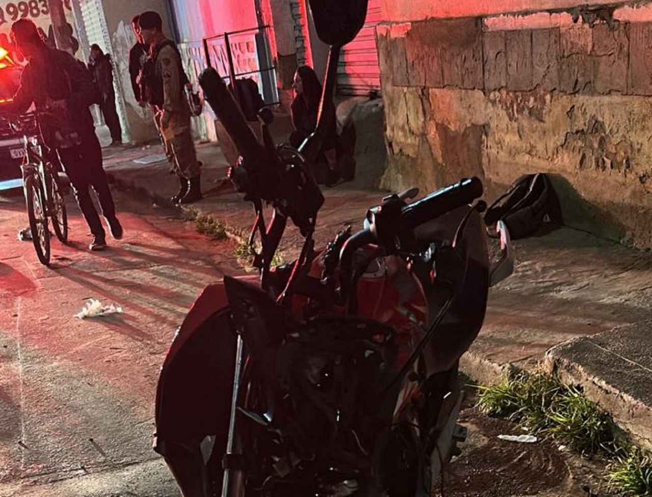 Motociclista acabou batendo em um poste após a queda