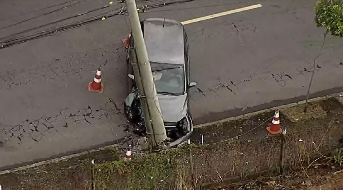 Carro de passeio atingiu o poste em cheio